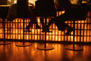 Podsvícený bar v Café Noel